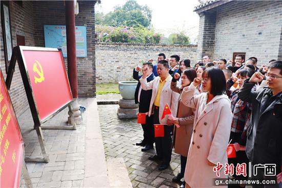 党员们在林景云烈士故居前向党旗宣誓。关喆琳 摄
