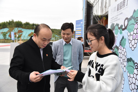 柳州工学院党委副书记李辉了解学生活动情况。韦静 摄