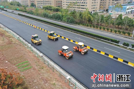 义东高速沥青摊铺施工现场。义东高速 供图