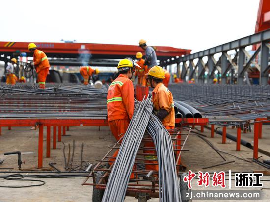 杭甬高速复线工程正在搬运钢筋的施工者  干儒森 摄