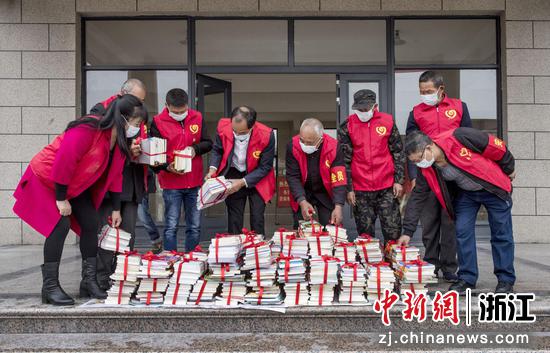 杭州朝晖实验小学向台州仙居前潘村“儿童之家”捐赠图书。 陈月明（通讯员） 摄