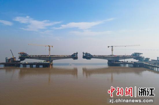 
杭甬高速复线工程滨海高架桥施工现场（无人机照片）  干儒森 摄