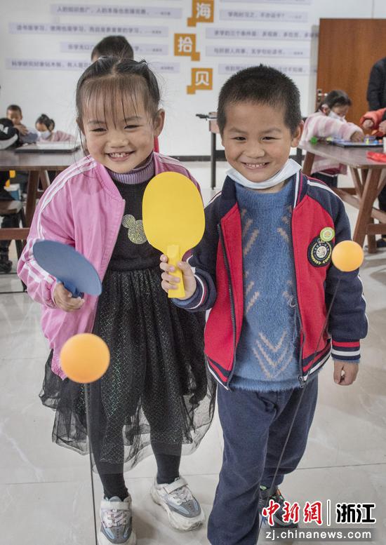 乡村孩童体验乒乓球游戏。 陈月明（通讯员） 摄