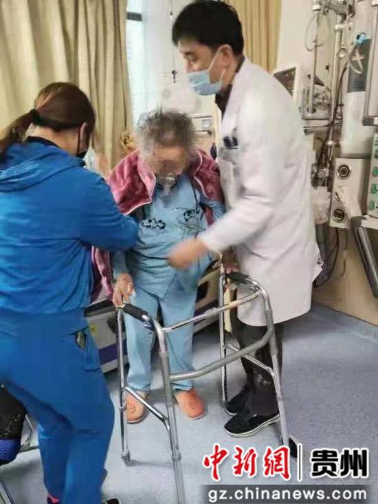 贵州省人民医院为94岁患者实施人工髋关节置换术 术后当天可下床行走