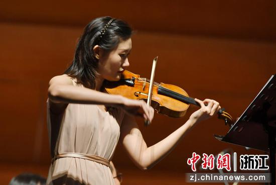 《弦歌·雉朝飞》—小提琴与管弦乐队 小提琴演奏家范晨君。袁云 摄