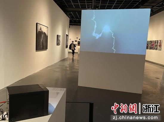 展览现场，作品以图片、视频等多种形式呈现。童笑雨 摄
