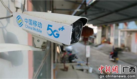 遍布吕平村的中国移动“平安乡村”监控摄像头守护村民安全。陈洁君 摄