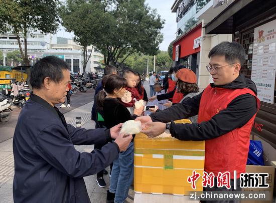 志愿者分发面包  杜斌斌 摄