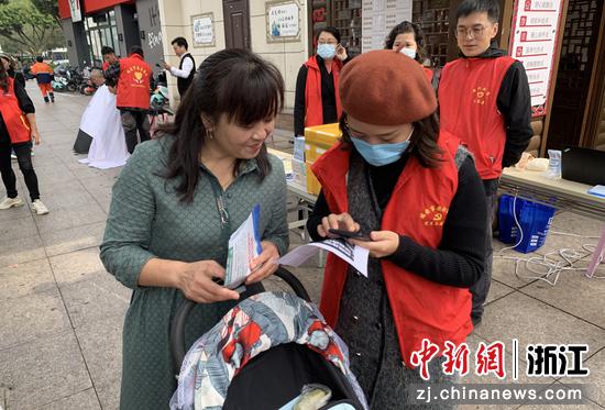 志愿者分发宣传册  杜斌斌 摄