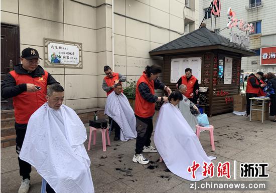 现场理发  杜斌斌 摄