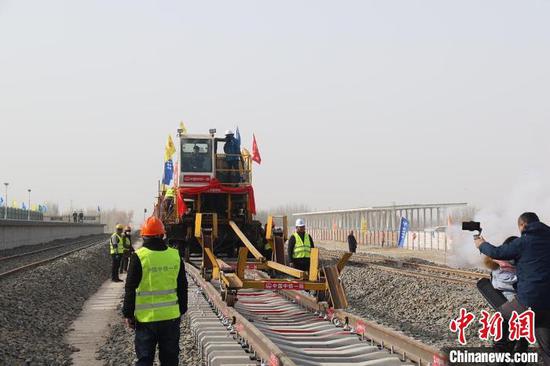 新疆阿克蘇至阿拉爾鐵路鋪軌貫通