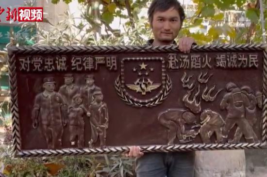 新疆小伙木板雕刻畫 致敬消防員