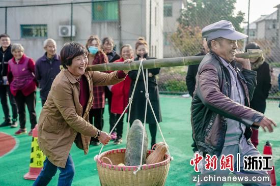 农民运动员们正在进行竹筐挑瓜接力赛。吴拯 摄