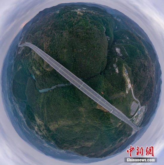 11月24日，航拍贵州香火岩大桥（合成球形图）。