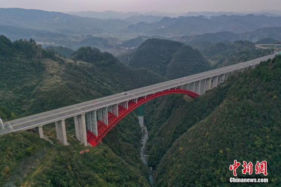 11月24日，航拍贵州香火岩大桥。