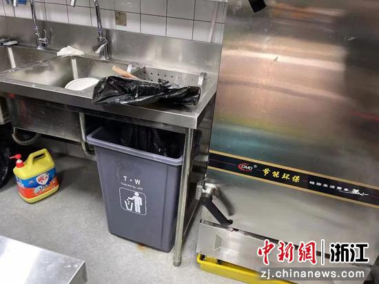 辖区内一餐饮店未设置餐厨垃圾桶。  方慧芳 摄