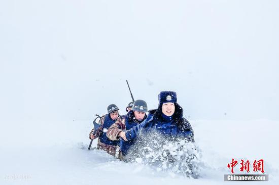 新疆阿勒泰80公分雪線 民警踏雪巡邊