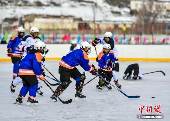 新疆富蕴：青少年冰球队员驰骋冰场