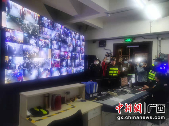 图为警方通过视频监控了解治安情况 记者 林浩 摄
