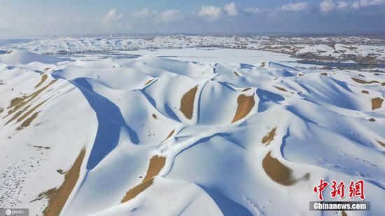 塔克拉玛干沙漠迎罕见降雪 沙漠披银装宛若童话世界