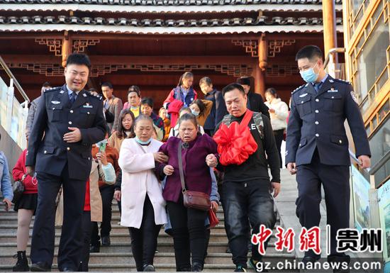 贵州凯里市公安局助失散33年母子终于团圆