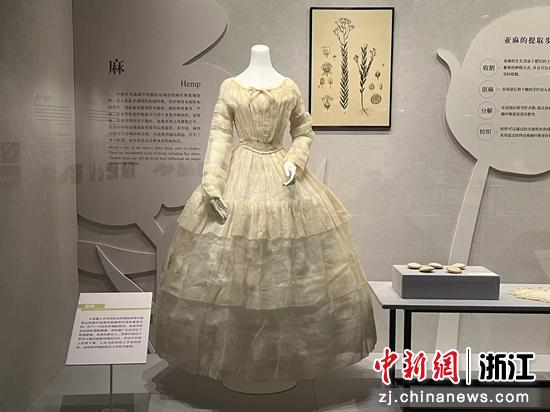 1840年-1860年的茶会裙装。 王题题 摄
