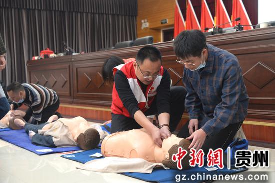 贵州省清镇市红十字会开展救护员持证培训