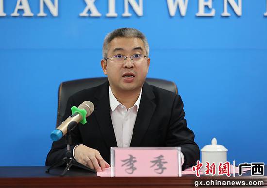 柳城县委常委、副县长李季在发布会介绍“九大工程”情况。柳城融媒体中心供图