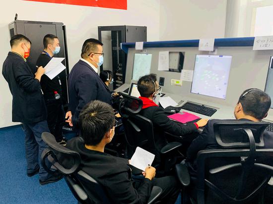 新疆空管局空管中心区域管制中心二室开展座舱失压和低能见度专项应急演练