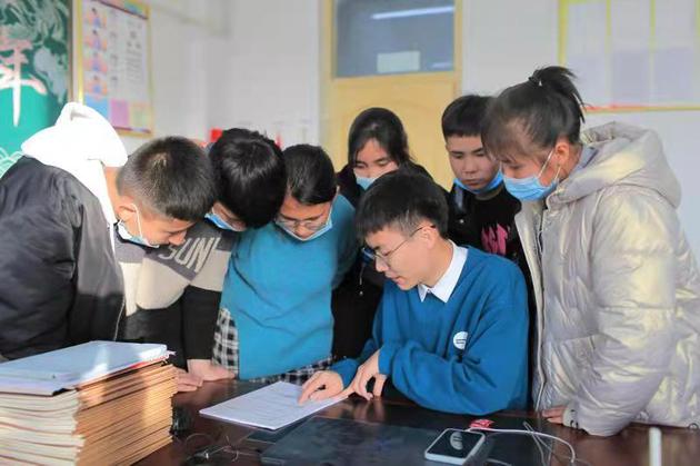 天津大学生支教团成员马嘉庆在疆工作中。 校方供图
