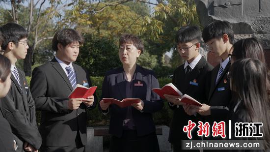  该校党委书记江影带头，与学生面对面，共同学习宪法知识。王题题 摄