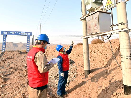 2021年11月24日，国网吐鲁番供电公司在农12师221团开展电力资产核查工作。谷碧娇 摄