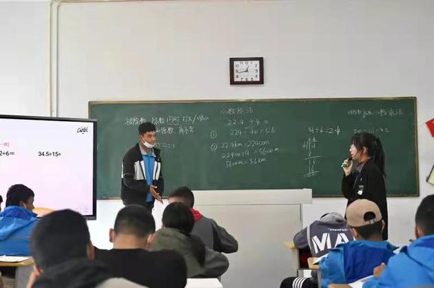 天津大学生支教团成员梁爽在疆授课。 校方供图