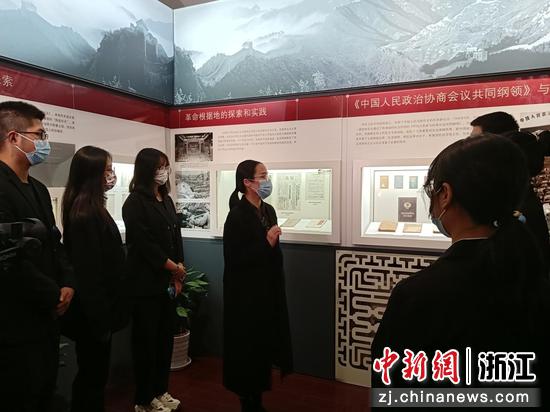 该校师生奔赴杭州“五四宪法”历史资料陈列馆参观学习。王题题 摄