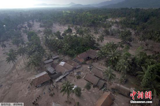 当地时间12月5日，据印尼国家抗灾署通报，截至当天17时30分，该国东爪哇省塞梅鲁火山喷发已造成14人遇难、56人受伤入院。据悉，当地时间4日15时许，位于印尼东爪哇省境内的塞梅鲁火山在大雨中剧烈喷发，形成火山灰雨覆盖了附近10多个村庄，火山喷出的熔岩顺着山坡流入附近河流。航拍遭受火山灰侵袭的村庄。