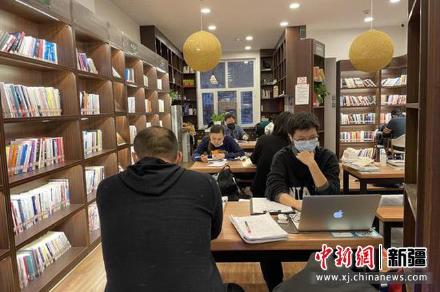 昌吉市民在泉州援疆·百姓书屋宁边路店看书。（殷雪娟摄）