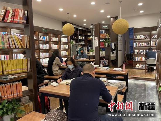 新疆昌吉市：百姓书屋阅读不“打烊”助力城市夜经济