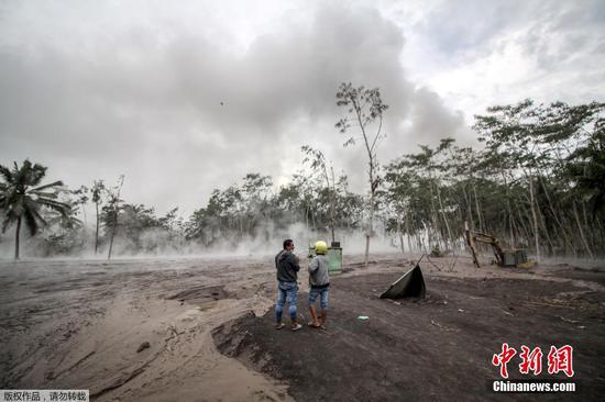 当地时间12月5日，据印尼国家抗灾署通报，截至当天17时30分，该国东爪哇省塞梅鲁火山喷发已造成14人遇难、56人受伤入院。据悉，当地时间4日15时许，位于印尼东爪哇省境内的塞梅鲁火山在大雨中剧烈喷发，形成火山灰雨覆盖了附近10多个村庄，火山喷出的熔岩顺着山坡流入附近河流。