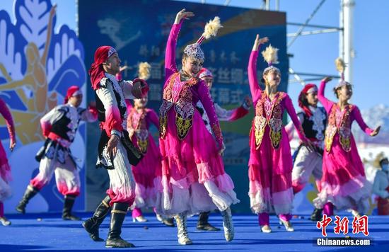 哈萨克族舞蹈《黑走马》亮相乌鲁木齐丝绸之路冰雪风情节  刘新 摄