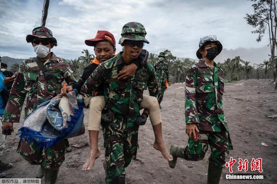 当地时间12月6日，印度尼西亚爪哇岛东部，救援人员在Sumber Wuluh 村帮助幸存者撤离。据报道，塞梅鲁火山喷发造成的死亡人数已升至14人，另有56人受伤，其中35人伤势严重。已有至少1300人被迫转移。