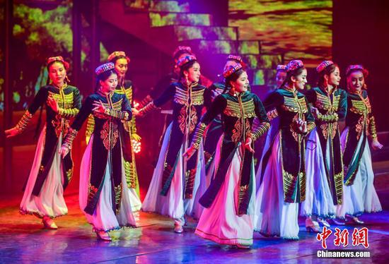 12月1日晚，新疆乌鲁木齐大巴扎宴艺大剧院恢复《丝绸之路千年印象》演出，并推出优惠票价。据介绍，受新冠肺炎疫情影响，该剧院曾两度暂停演出。 中新社记者 刘新 摄