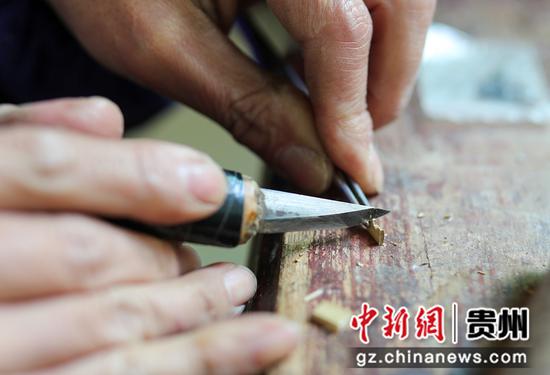 2021年12月4日，姚茂顺在贵州省铜仁市玉屏侗族自治县平溪街道舞阳村箫笛工坊里修复一支损坏的箫笛。