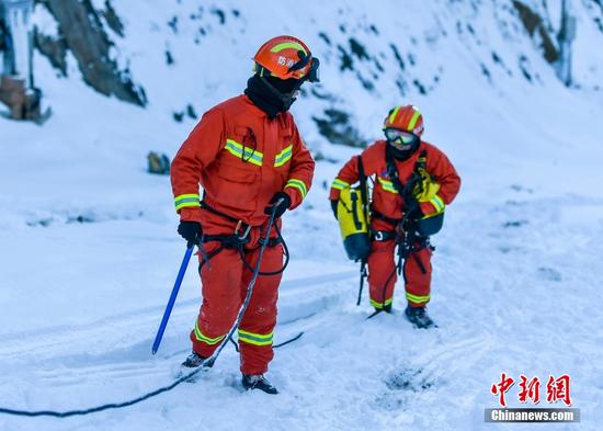 12月2日，新疆乌鲁木齐市南郊山区白雪皑皑，中国救援新疆机动专业支队在此开展冬季救援演练。 中新社记者 刘新 摄