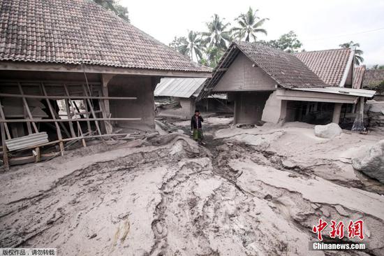 当地时间12月5日，据印尼国家抗灾署通报，截至当天17时30分，该国东爪哇省塞梅鲁火山喷发已造成14人遇难、56人受伤入院。据悉，当地时间4日15时许，位于印尼东爪哇省境内的塞梅鲁火山在大雨中剧烈喷发，形成火山灰雨覆盖了附近10多个村庄，火山喷出的熔岩顺着山坡流入附近河流。