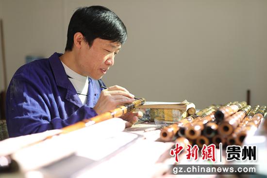 2021年12月4日，姚茂顺在贵州省铜仁市玉屏侗族自治县平溪街道舞阳村箫笛工坊里制作箫笛。