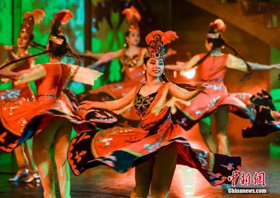 12月1日晚，新疆烏魯木齊大巴扎宴藝大劇院恢復《絲綢之路千年印象》演出，并推出優惠票價。據介紹，受新冠肺炎疫情影響，該劇院曾兩度暫停演出。 中新社記者 劉新 攝