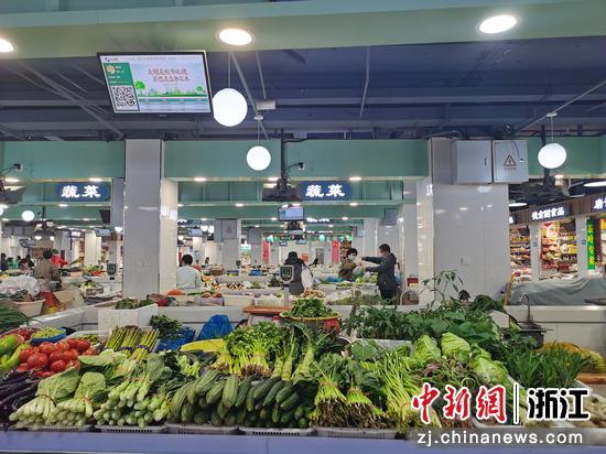 消费者在农贸市场买菜。  胡亦心 摄