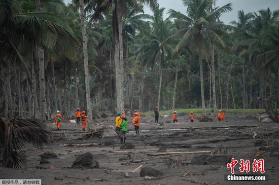 当地时间12月6日，印度尼西亚爪哇岛东部，救援人员在Sumber Wuluh 村寻找幸存者。据报道，塞梅鲁火山喷发造成的死亡人数已升至14人，另有56人受伤，其中35人伤势严重。已有至少1300人被迫转移。