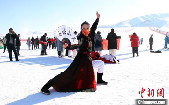 2021新疆昌吉州冰雪旅游启动 网红“天山侠女”等打卡