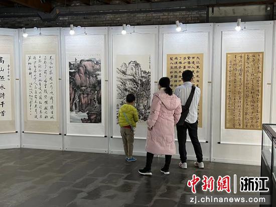 游客观看“写意苏东坡——书画名家精品展”。 王题题 摄